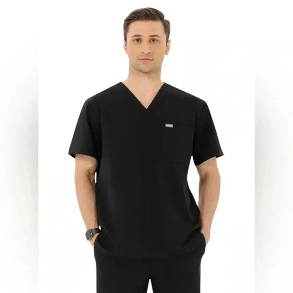 Men’s Figs top in black